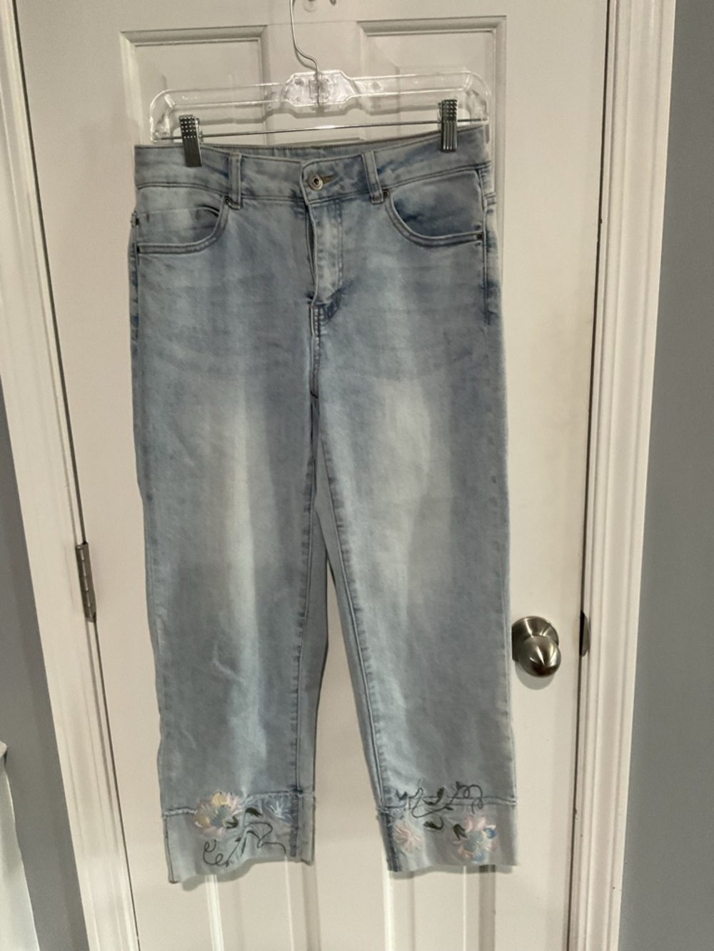 Charlie B Very Light Wash Embroidered Hem Women’s Jeans Size 8